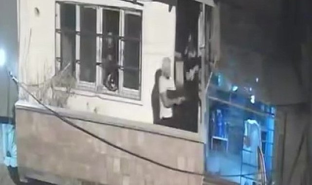 Adana'da balkondan balkona silahlı çatışma: 4 gözaltı