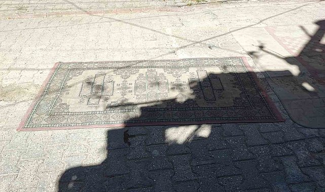 Adana'da bozuk yollar yapılmayınca yola halı serme akım haline geldi
