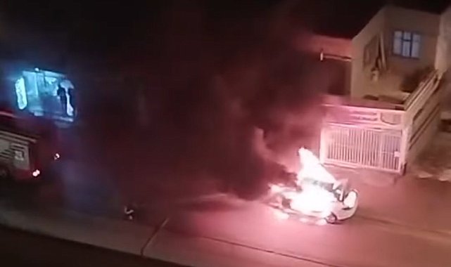 Adana'da otomobil alev alev yandı