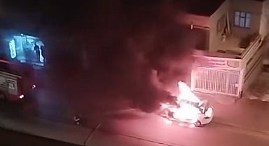 Adana'da otomobil alev alev yandı