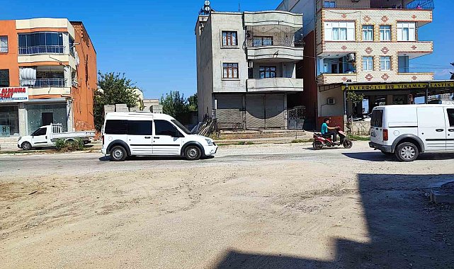 Adana'da su borusu patladı, yol asfaltlanmayınca mahalle toz içinde kaldı
