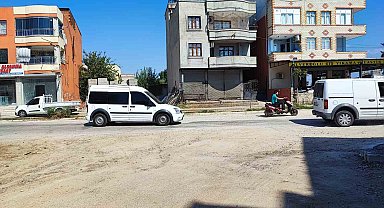 Adana'da su borusu patladı, yol asfaltlanmayınca mahalle toz içinde kaldı