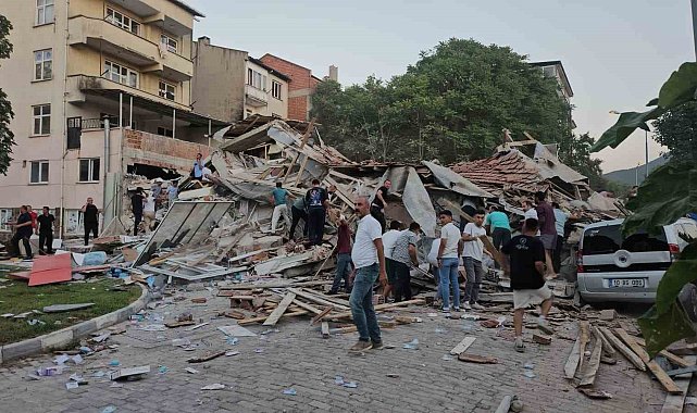 AFAD: "Balıkesir Sındırgı merkezli saat 19.53'te 6.1 büyüklüğünde deprem meydana geldi. Deprem yerin 11 km derinliğinde meydana geldi."