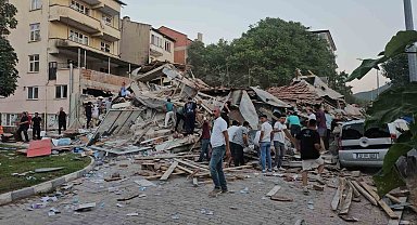 AFAD: "Balıkesir Sındırgı merkezli saat 19.53'te 6.1 büyüklüğünde deprem meydana geldi. Deprem yerin 11 km derinliğinde meydana geldi."