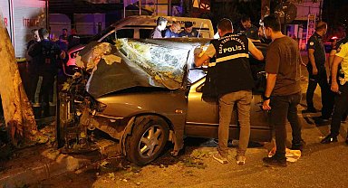 Ağaca ok gibi saplanan otomobilde 2 kişi öldü, sürücü ağır yaralandı