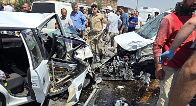 Ahlat'ta 3 aracın karıştığı kazada 8 kişi yaralandı