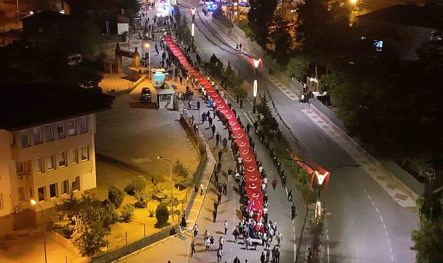 Ahlat'ta Malazgirt Zaferi'nin 954. yıl dönümünde dev Türk bayraklı fener alayı