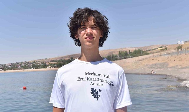 Ahlat'ta yüzme maratonunun en küçüğü 3,5 saatte hedefe ulaştı