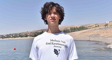 Ahlat'ta yüzme maratonunun en küçüğü 3,5 saatte hedefe ulaştı