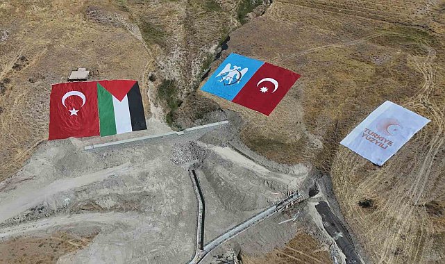 Ahlat'taki etkinlik alanında dev Türk ve Filistin bayrakları açıldı