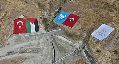 Ahlat'taki etkinlik alanında dev Türk ve Filistin bayrakları açıldı