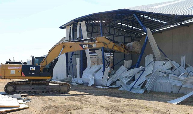 Akçalar'da 2 kaçak yapı yıkıldı