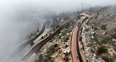 Akdağ eteklerindeki Çeltek Yaylası yolu asfalta kavuşuyor