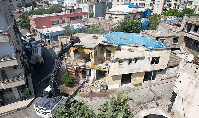 Akdeniz'de risk oluşturan metruk yapılar yıkılıyor
