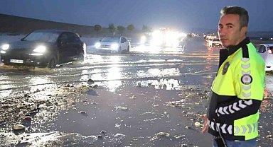 Aksaray-Nevşehir karayolunu sel vurdu: Yol trafiğe kapandı