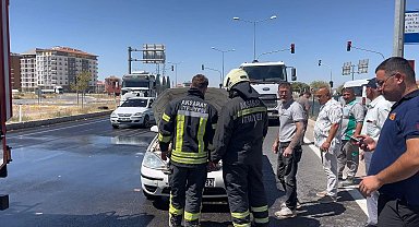 Aksaray'da seyir halindeki otomobilde yangın paniği