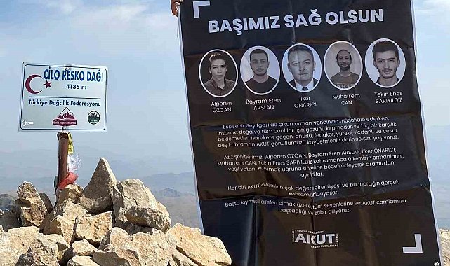 AKUT Manisa gönüllüsü 4 bin 135 metrede orman şehitlerini andı