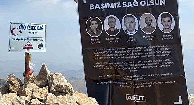 AKUT Manisa gönüllüsü 4 bin 135 metrede orman şehitlerini andı