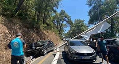Akyaka'da freni patlayan araç aydınlatma direğine çarptı