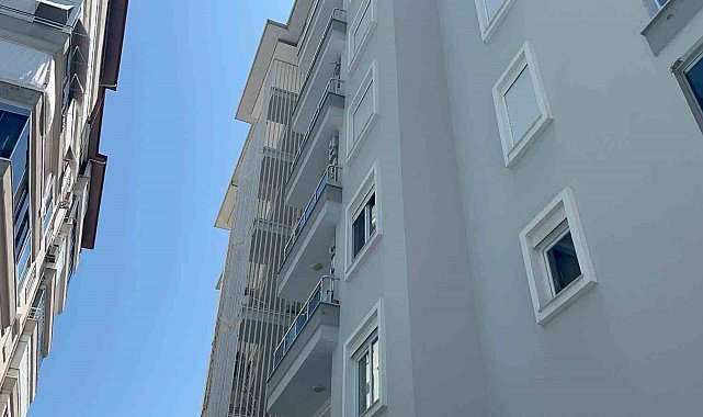 Alanya'da klima takarken dengesini kaybeden kişi 6. kattan zemine düştü