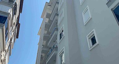 Alanya'da klima takarken dengesini kaybeden kişi 6. kattan zemine düştü