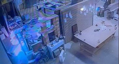 Alanya'da mobilya atölyesinin kundaklandığı anlar güvenlik kamerasında