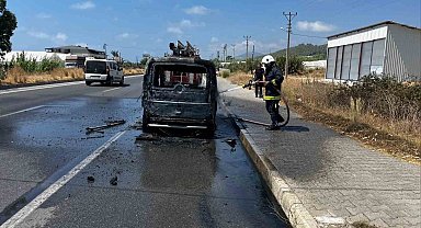 Alanya'da seyir halindeki Fiat otomobil alev aldı