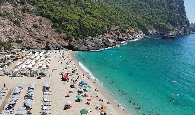 Alanya'da sıcak hava sebebiyle yerli ve yabancı turistler plajları doldurdu