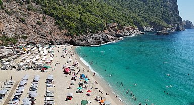 Alanya'da sıcak hava sebebiyle yerli ve yabancı turistler plajları doldurdu
