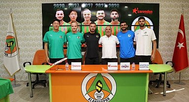 Alanyaspor, sözleşmesini uzattığı oyuncular için imza töreni düzenledi