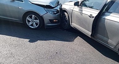 Alaplı'da iki otomobil kafa kafaya çarpıştı