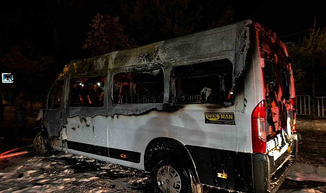 Alevlere teslim olan okul taşıtı demir yığınına döndü