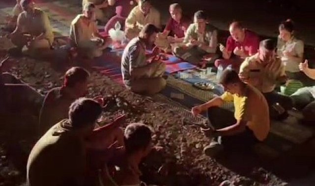 Alevlerin arasında karnını doyuran ormancılardan duygulandıran dua
