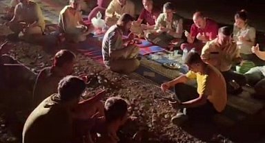 Alevlerin arasında karnını doyuran ormancılardan duygulandıran dua