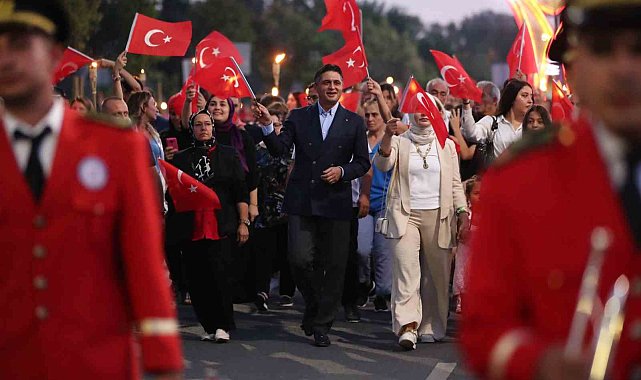 Aliağa 30 Ağustos kutlamalarında fener alayı ve Sefo konseri