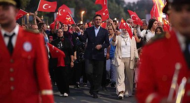 Aliağa 30 Ağustos kutlamalarında fener alayı ve Sefo konseri