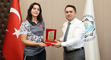 ALKÜ'lü şampiyona Rektör Türkdoğan'dan plaket