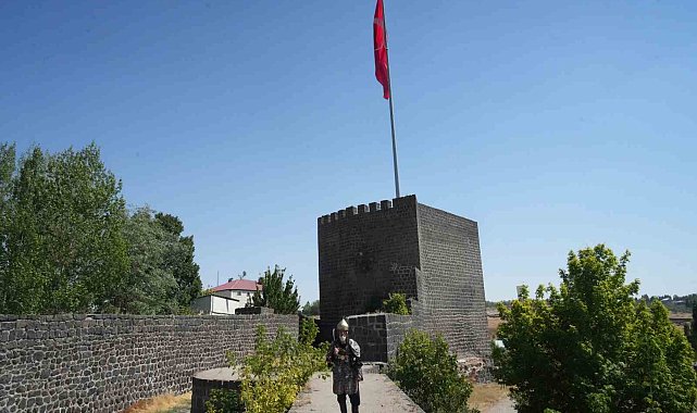 Alparslan kıyafeti ile Malazgirt'i gezen Hasan Keskin, "Malazgirtli çocuklar bana Alparslan dede diye sesleniyor"