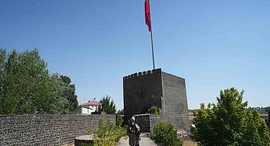 Alparslan kıyafeti ile Malazgirt'i gezen Hasan Keskin, "Malazgirtli çocuklar bana Alparslan dede diye sesleniyor"