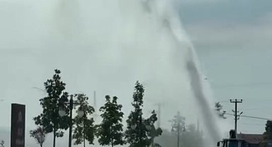 Altyapı çalışmasında su borusu patladı