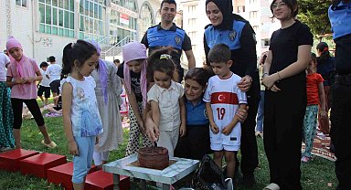 Amasya polisinden Kur'an kursunda eğitim gören çocuklara pasta sürprizi