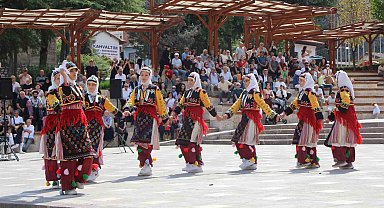 Amasya'da 30 Ağustos kutlamalarında ses sistemi krizi: Gösterileri yarım kalan kızları halk teselli etti