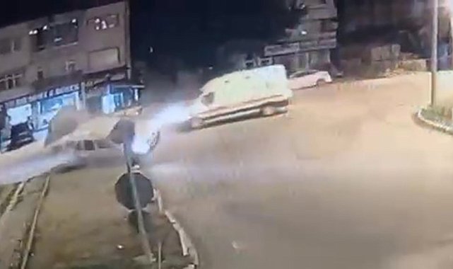 Amasya'da ambulansın hafif ticari araca çarptığı kaza kamerada