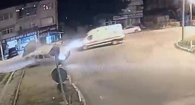 Amasya'da ambulansın hafif ticari araca çarptığı kaza kamerada