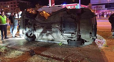 Amasya'da otomobil çarptığı ağacı kökünden söktü: 2 yaralı