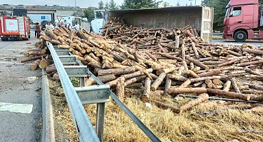 Amasya'da tomruk yüklü tır devrildi: 1 yaralı