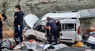 Amasya'da yoldan çıkan araç toprak yığınına çarptı: 4 yaralı