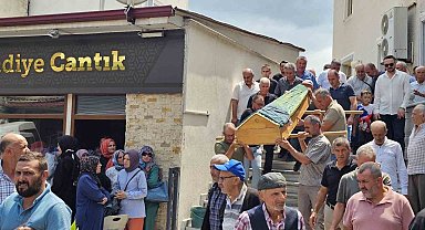 Ambulans kazasında hayatını kaybeden felçli kadın son yolculuğuna uğurlandı