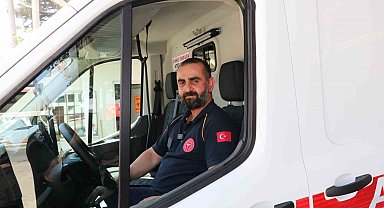 Ambulans şoförü çocuğu yalın ayak bırakmadı, istasyona galoşla döndü