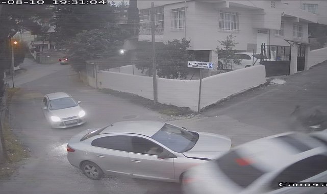 Ambulansı takip ederken kaza yapan araçtaki vatandaşın yaşadığı şok kamerada